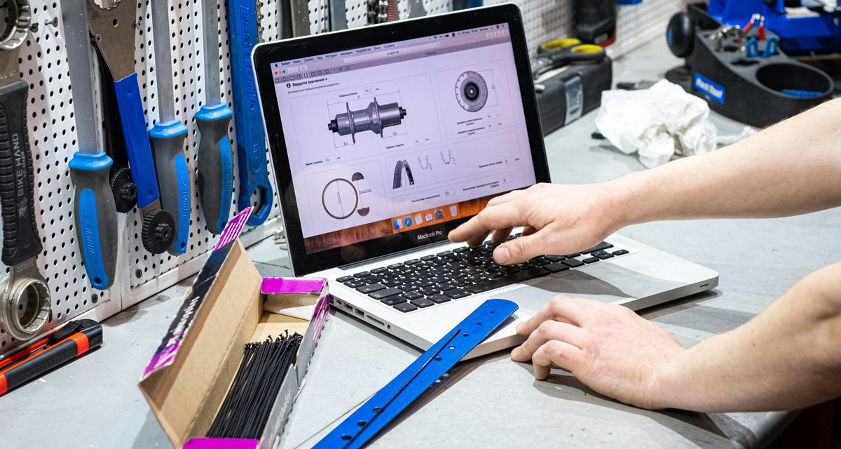 Un artisan consulte son ordinateur portable dans son atelier