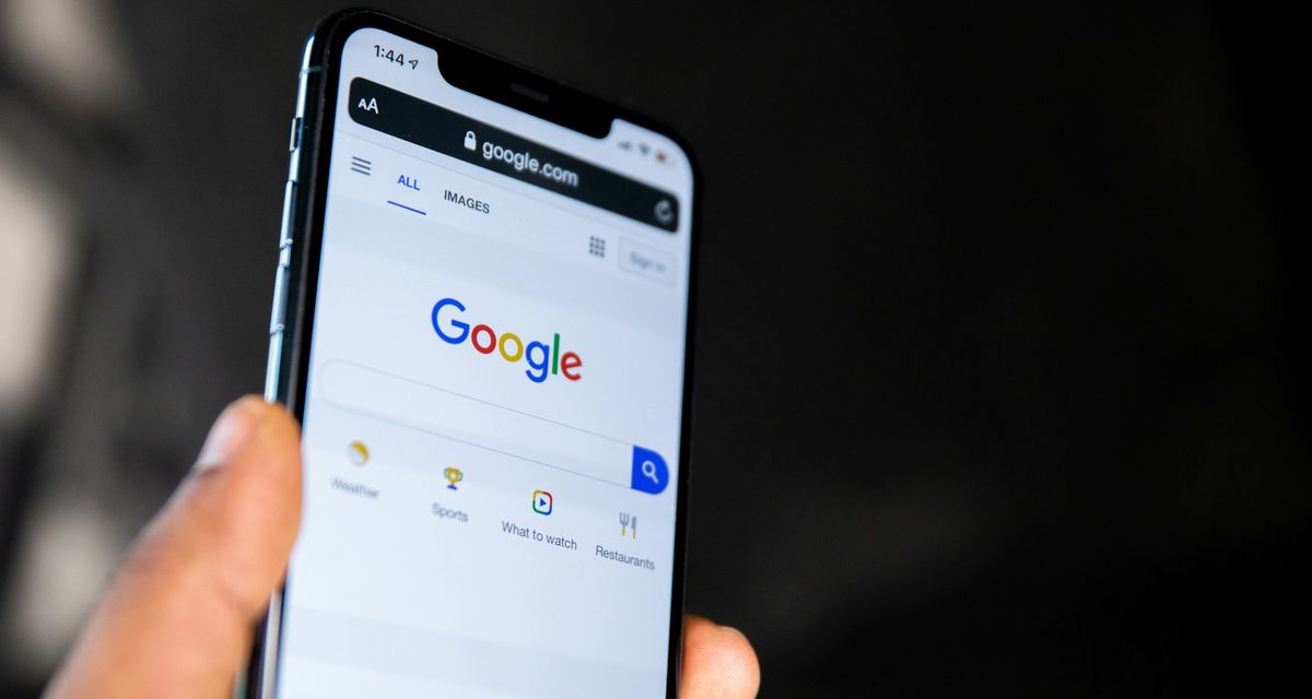 Un téléphone affiche la page de recherche Google